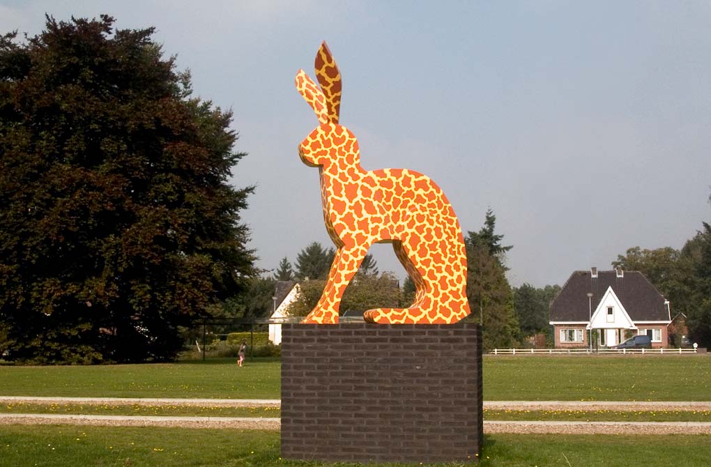 Op 28 augustus is het beeld met als titel Giraf, in de vorm van een haas met het kleuren patroon van een giraf geplaatst in Beerse, belgië. Het beeld ligt aan een drukke weg voor iedereen goed zichtbaar, © André Boone.