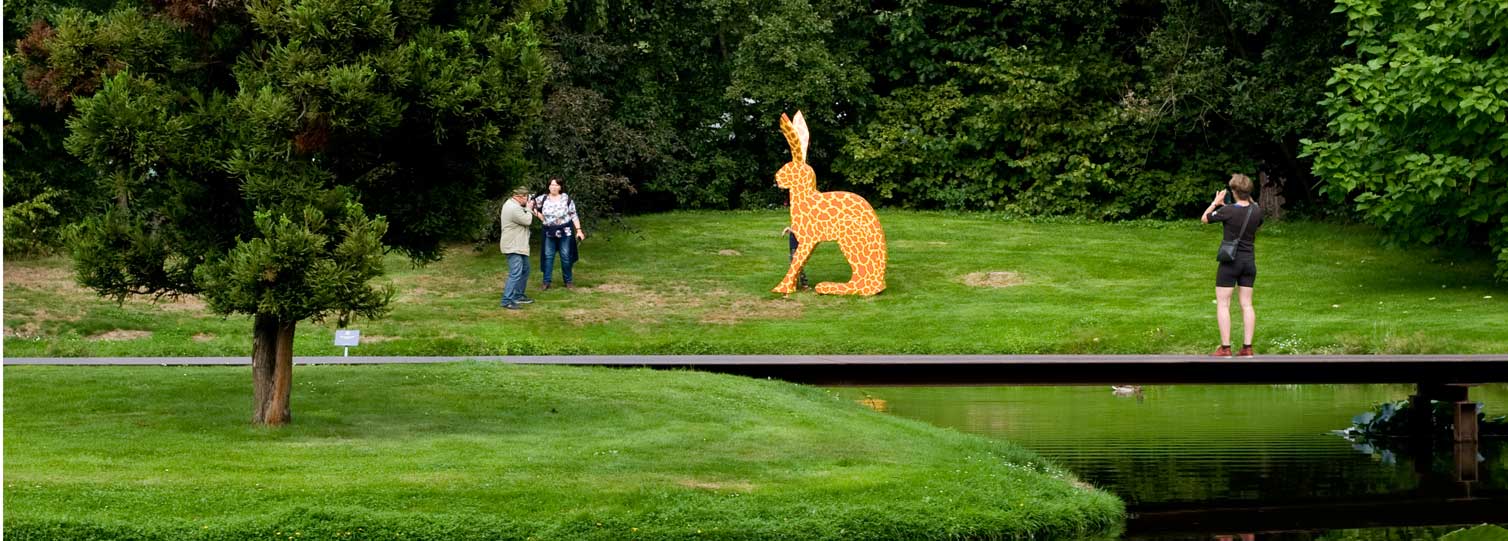 the public likes the giraf in the gardens at Arcen Castle 