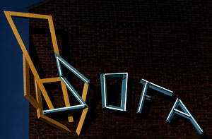 Sofa bij avondlicht het neonlicht is zichtbaar.