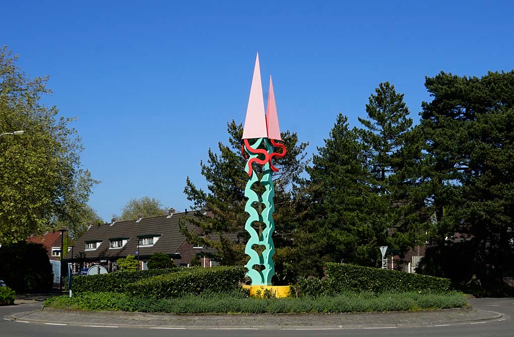 Licht en Lucht, is een 8 meter hoog , het beeld is in vier kleuren geschilderd en staat in hengelo. 