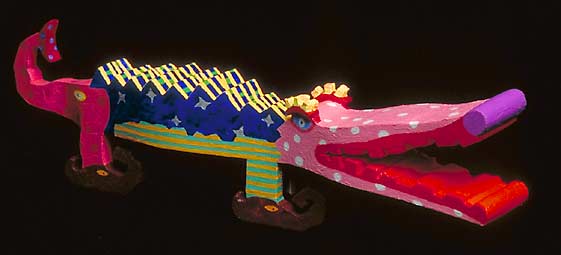 Een krokodil op schaatsen waarvan de staart de kop heeft van een olifant. Het beeldje is een schetsontwerp voor de Dreiumme in Warnsveld. Het zou ongeveer vier meter lang, zestig centimeter breed en zeventig centimeter hoog moeten worden. Uitvoering in terrazzo; een laagje cement waarin gekleurde stukjes marmer en graniet gedrukt worden, ©andré boone