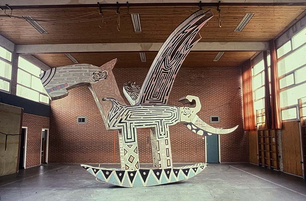 een monumentale kartonnen Schommelpaard 