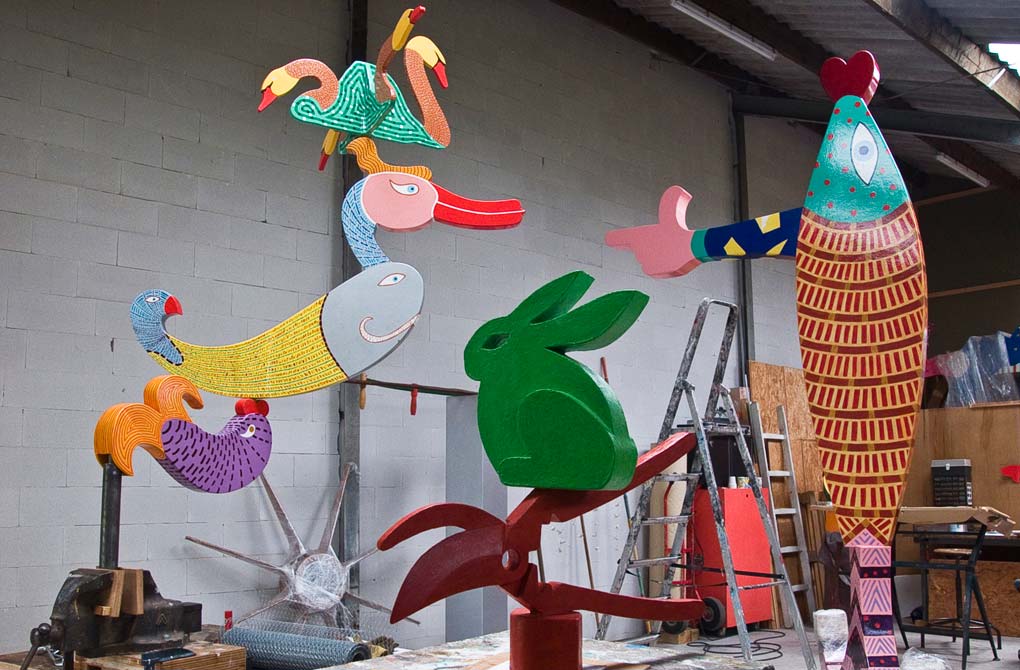 drie beelden in het atelier. Van links naar rechts. Een dutch windmill, op een draaiende vis zit een draaiende kuif eend. Op deze eend draaien vier zwanen. In het midden het pooltje heeft een schaar om me te denken, een konijn op een snoeischaar schaal 1 op 6. Aangekocht op ware grootte door Circulus Berkel. Rechts hiervan een grote vertical vis van vier meter.