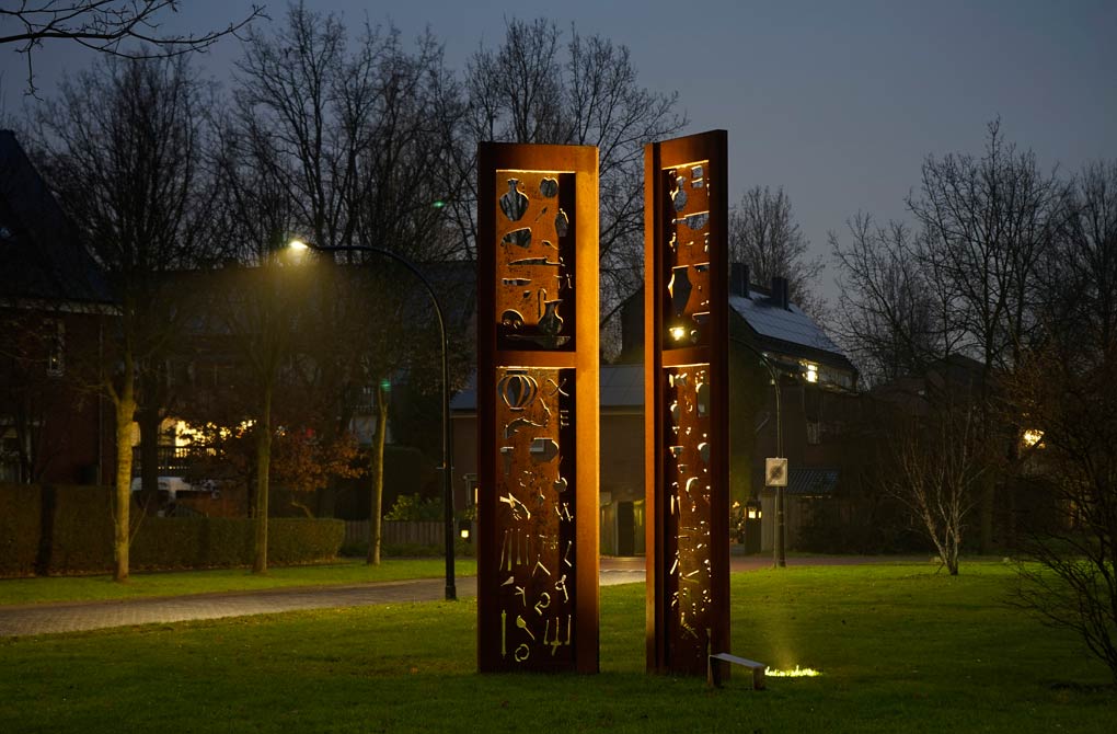 Twee cotenstalen tempeldeur van 4,5 meter hoog.