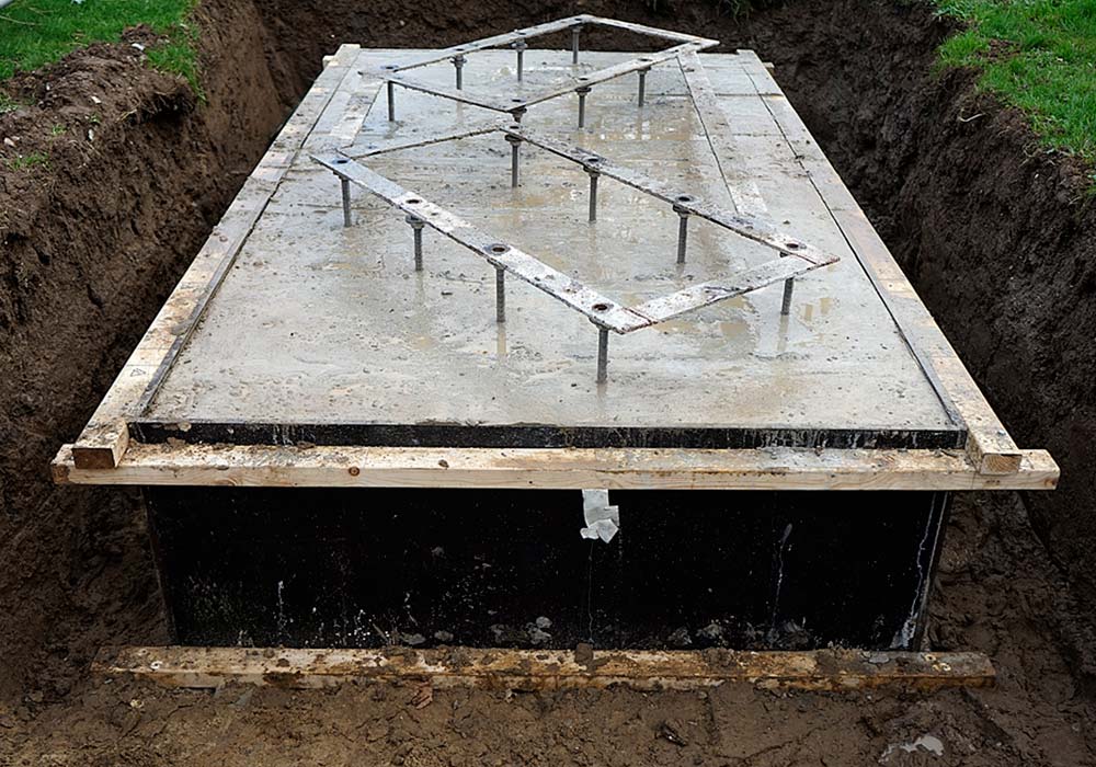 De betonnen fundatie met 16 ankers, rvs draadeinden van diameter van 20 mm,  om het kunstwerk Fores te verankeren