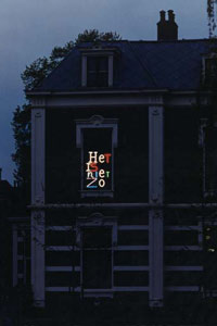 voor het raam van het communicatie bureau Vergouwen