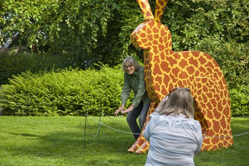 beeldende kunst lokt reacties uit van het publiek op de keukenhof