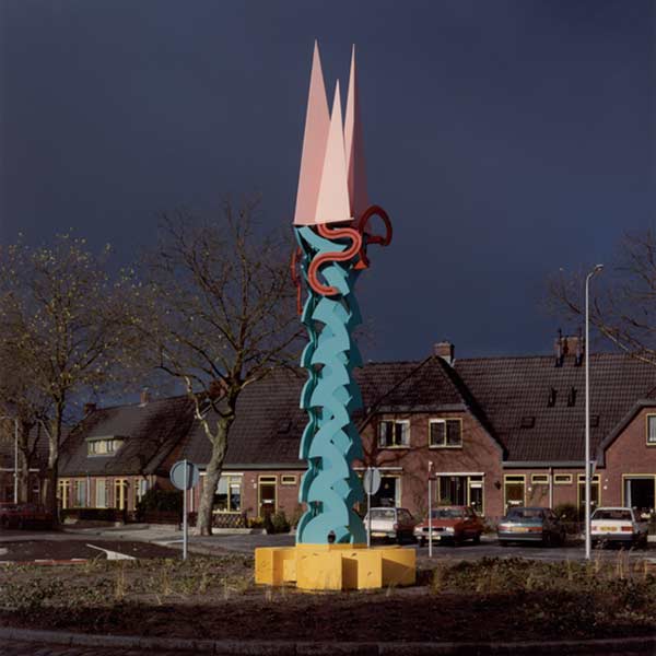 een gekleurd acht meter hoog beeld in vier kleuren 