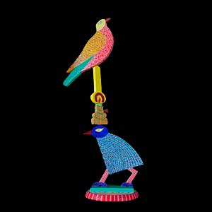 lof der zotheid, een gekleurd beeld van een egyptische vogel met op zijn kop een olielamp en daarop een duif