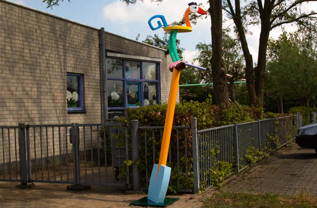 daar was laatst een meisje loos. Een vogel op een schop kijkt naar de verte.