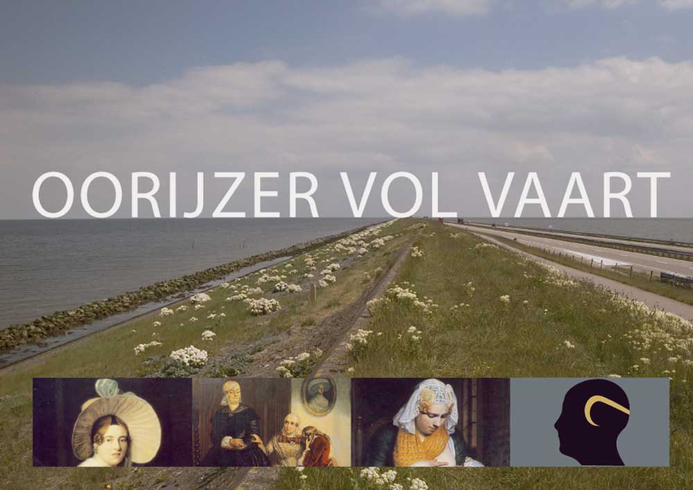 de Afsluitdijk met daarop geprojecteerd de woorden oorijzer vol vaart,drie kleine afbeeldingen waarop vrouwen oorijzers dragen, en een afbeelding van het oorijzer die ik heb gebruikt voor het ontwerp