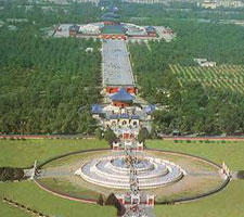 De tempel van de hemel in Beijing. op Voorgrond is de cirkel zichtbaar. Op de achtergrond het vierkant.