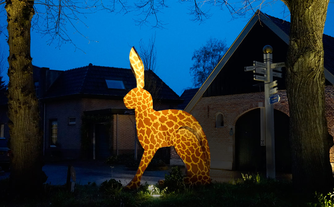 Het beeld Dit is een giraf,heeft de vorm van een haas van 3 meter met de schutskleuren van een giraf.