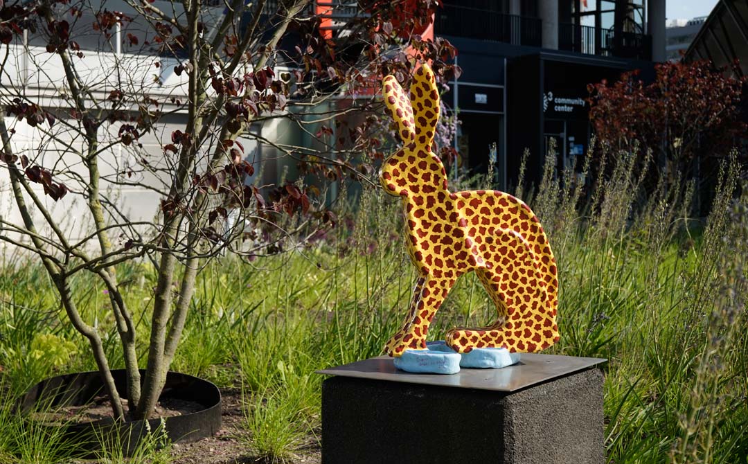 Het beeld Dit is een giraf, is het kleine CISje van een haas van 3 meter met de schutskleuren van een giraf.